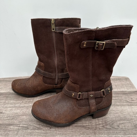 UGG girls brown leather Sherpa lining gorpcore warm boot. Girl 2 - Picture 4 of 13